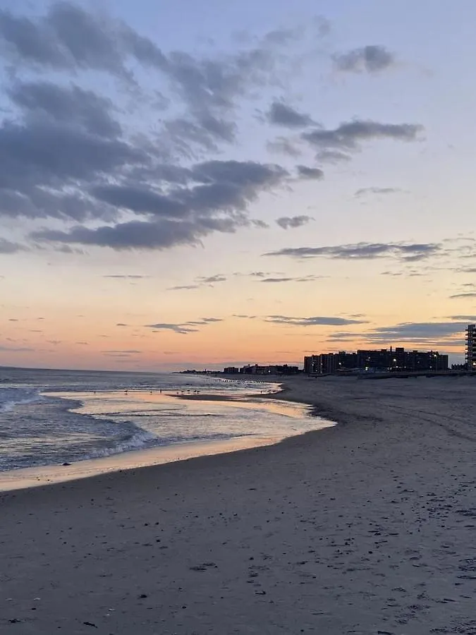 Chalet 80S Surf Camper In Rockaway Beach New York